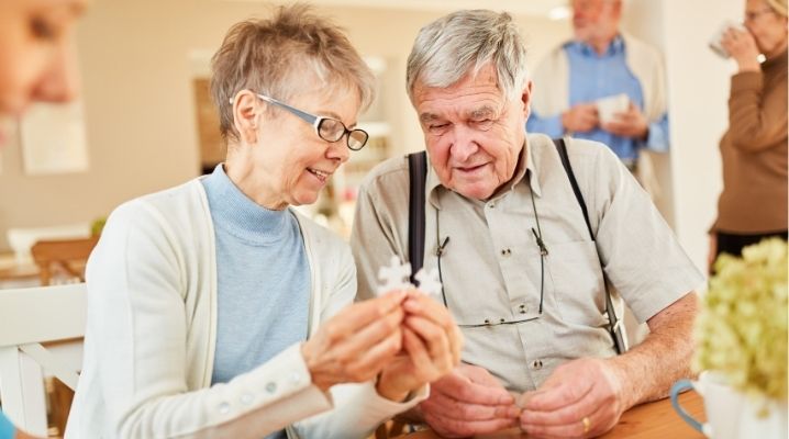 Alzheimer hastası yaşlı bir kadın ve erkek