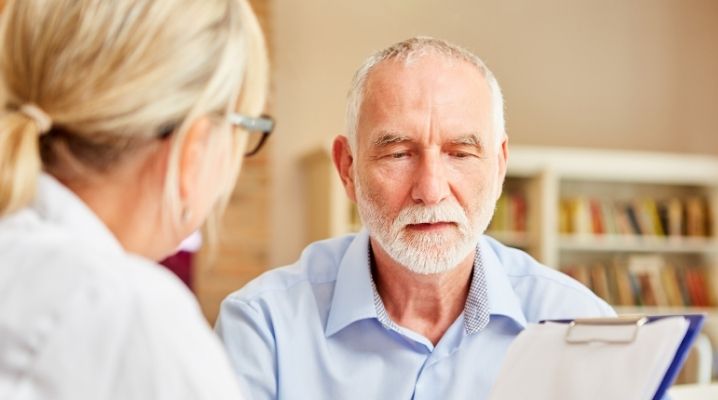 Alzheimer hastası bir erkek ve kadın doktor