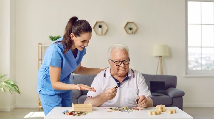 Alzheimer hastası bir erkek ve ona tedavi uygulayan hemşire