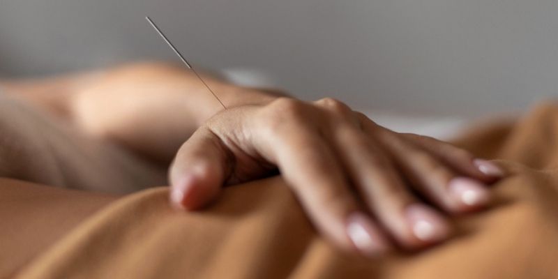 Eldeki Akupunktur Noktaları, el üzerindeki meridyenler aracılığıyla baş ağrısı, stres, uyku ve sindirim sorunlarında destekleyici olarak kullanılan noktalardır.